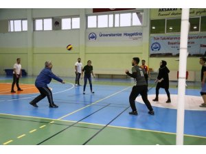 Rektör Şahin, öğrencilerle voleybol maçı yaptı