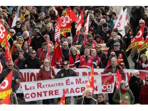 Fransa’daki gösterilere 339 bin kişi katıldı