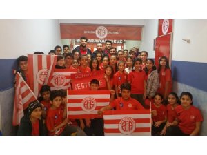 Antalyaspor hentbol takımı Baraj Ortaokulu’nda