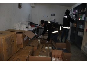İzmir’de depolara baskın: Çok sayıda kaçak ürün ele geçirildi