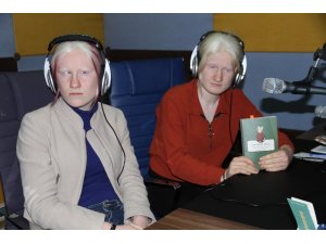 Albino ve engelli kardeşlerin azmi umut oluyor