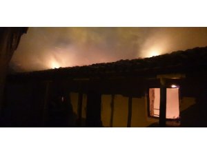Yeşilköy’de çıkan yangında bir ev kullanılamaz hale geldi