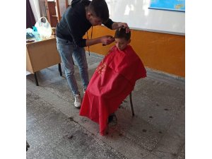 İlkokul öğrencilerine saç bakımı