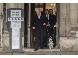Boris Johnson, köpeğiyle sandık başında