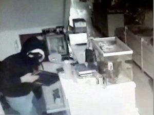 İş yerinden bilgisayar ve para çalan yüzü maskeli hırsız adliyeye sevk edildi