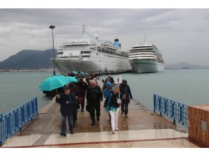 Alanya’ya bir günde iki lüks gemiyle 2 bin turist geldi