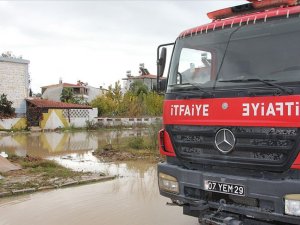 Antalya'da Acısu deresinin taşması sonucu bazı evleri su bastı