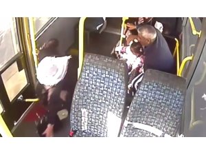 Minibüsçünün koltuktan düşen yolcuyu hastaneye götürme çabası kamerada