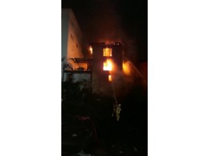 Bursa’da 3 katlı bina alev alev yandı