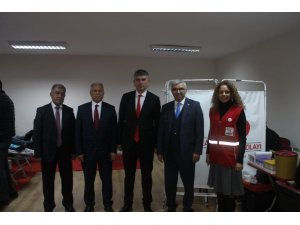 Adana’da ilkokul öğretmenleri ve velilerinden Kızılay’a kan bağışı