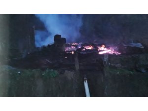5 kişilik aile, kış vakti çıkan yangında evlerini kaybetti