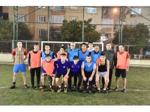 Vali Deniz, sevgi evlerinde kalan gençlerle futbol maçı yaptı