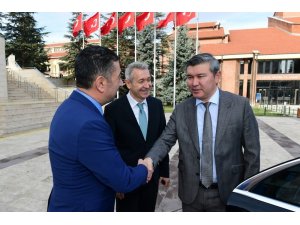 Kazakistan Büyükelçisi Saparbekuly, Anadolu Üniversitesini ziyaret etti