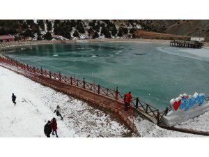 Buz tutan Ergan Dağı kartpostallık görüntü oluşturdu