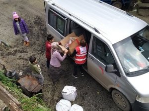 Türk Kızılayından evlerini kaybeden aileye yardım