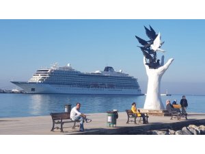 Dev yolcu gemisi Vikingler Kuşadası’nda
