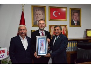 Başkan Arif Teke, Ceyhun’a Şehit Sancaktar Anıtı’nın el yapımı tablosunu hediye etti