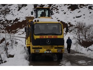 Şırnak’ta kar kalınlığı 2 metreye ulaştı, köy yolları ulaşıma kapandı