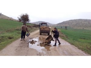 Yolda oluşan çukurları köylüler kapatıyor