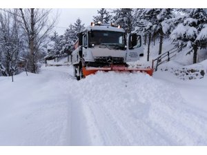 Gümüşhane köy yollarında karla mücadele çalışmaları devam ediyor