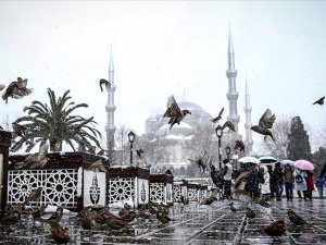İstanbul'da sağanak yağış ve şiddetli rüzgar hayatı olumsuz etkiliyor