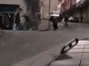 Gaziosmanpaşa'da sokak ortasında dehşet: Kadını sopayla dövdü