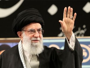 İran'da dini lider Hamaney, sekiz yıl aradan sonra ilk kez cuma namazı kıldırdı.