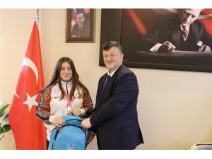 Türkiye şampiyonu Burcu’dan İl Müdürü Fillikçioğlu’na ziyaret