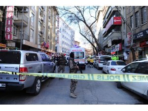 Ankara’nın Ulus semtinde bir otelden bir kişinin çevreye ateş açması üzerine bölgeye çok sayıda ekip sevk edildi. Şahsı ikna etmek için polis çalışma başlattı.