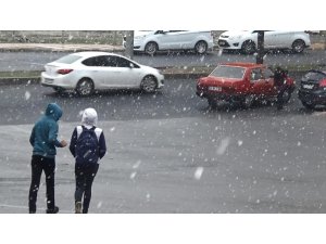 Diyarbakır’a mevsimin ilk karı yağdı