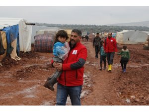 Saldırılardan kaçan Suriyeliler boş arazilere çadır kuruyor