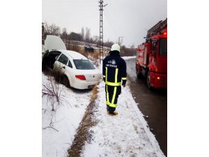Van’da kaza yapan otomobilde yangın çıktı