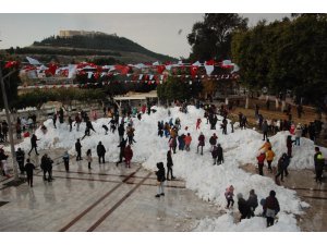 Köy yollarını kapatan tonlarca kar şehirde çocukların eğlencesi oldu