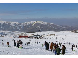 Elazığ’da kayak merkezi tatilcilerle doldu