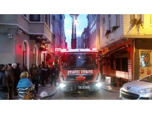 Beyoğlu’nda 4 katlı apart otelde korkutan yangın