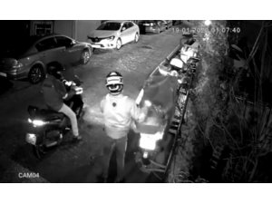 Baltayı taşa vuran motosiklet hırsızları kamerada