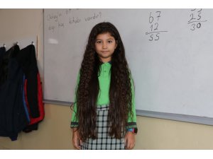 8 yaşındaki Zeynep beline kadar uzattığı saçlarını LÖSEV’e bağışladı