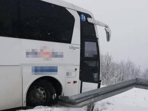 Yolcu otobüsünün şarampole yuvarlanmasını bariyerler engelledi