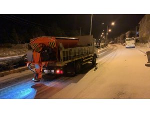 Ürgüp’te belediye ekipleri kar ve buzlanmaya karşı çalıştı