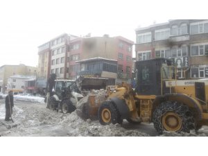 400 kamyon kar kent dışına taşındı