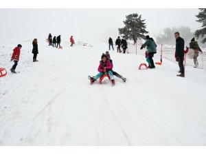 Sevgi evlerinde kalan çocuklar Keltepe Kayak Merkezi’nde doyasıya eğlendi