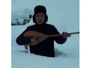 Kazakistan’da karda mahsur kalan ozandan dombıralı yardım çağrısı