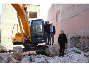 Koçarlı Belediyesi eski hizmet binasının yıkımına başlandı