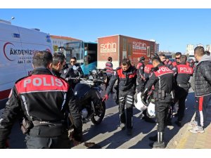 Antalya’da trafik kazasında 2 polis memuru yaralandı