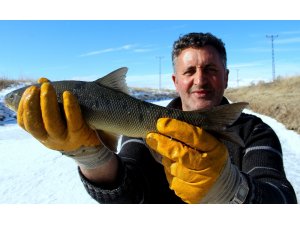 Soğuk kış günlerinin vazgeçilmez aktivitesi: Eskimo usulü balık avı