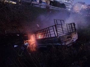 Hurda yüklü kamyonet yanarak kanala uçtu, sürücü son anda atlayarak kurtuldu