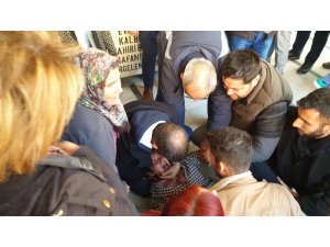 Ateşe verilen evde hayatını kaybeden Gamze’nin annesi cenazede baygınlık geçirdi