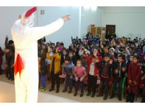 Diyarbakır Büyükşehir Belediyesi çocukların karne sevincine ortak oldu