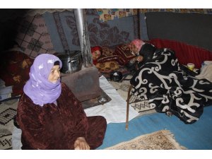 Engelli eşi ve kızlarıyla İdlib’den kaçan annenin dramı