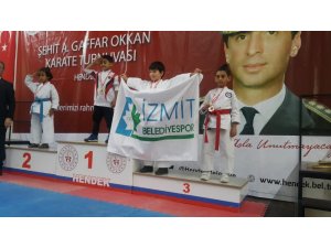 İzmit Belediyesporlu karateciler Sakarya’dan 12 madalyayla döndü